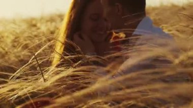 Aşık çift gün batımında romantik anlar yaşıyor. Yaz tatilindeki genç aşıklar. Aşk ya da balayı kavramı. Gün batımında siluet öpücüğü.