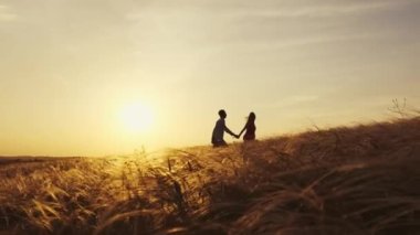 Aşık çift gün batımında romantik anlar yaşıyor. Yaz tatilindeki genç aşıklar. Aşk ya da balayı kavramı. Gün batımında siluet öpücüğü.