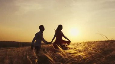 Aşık çift gün batımında romantik anlar yaşıyor. Yaz tatilindeki genç aşıklar. Aşk ya da balayı kavramı. Gün batımında siluet öpücüğü.