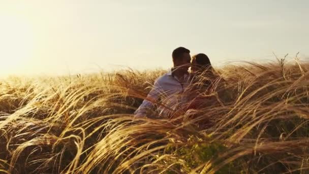 Ζευγάρι Ερωτευμένο Βιώνει Ρομαντικές Τρυφερές Στιγμές Στο Ηλιοβασίλεμα Νεαροί Εραστές — Αρχείο Βίντεο
