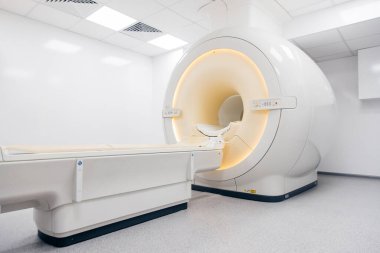 Modern bir hastane laboratuvarında tıbbi tomografi, MRI veya PET. Temiz beyaz bir odada teknolojik olarak gelişmiş ve işlevsel tıbbi ekipmanlar..