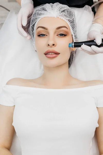 Modern kozmetik. Yüz temizliği için kullanılan hydrafacial yordam için modern bir cihazın yakın çekim