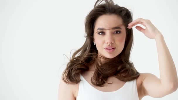 Luxueuse Belle Femme Brune Confiante Avec Longs Cheveux Ondulés Maquillage — Video