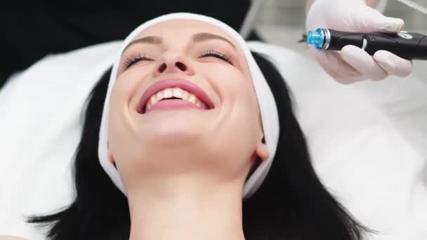 Pohled Kosmetologa Provádějícího Zákrok Proti Stárnutí Kosmetické Ordinaci Spokojená Žena — Stock video