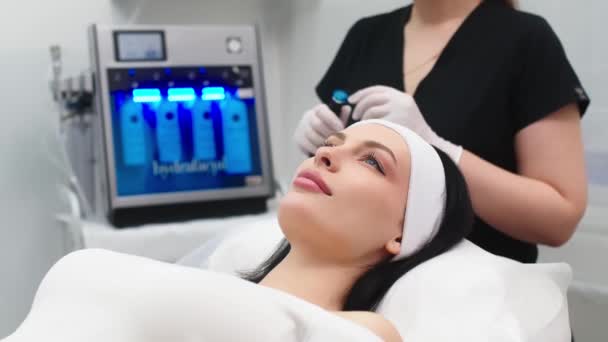 Kosmetologie Klinik Professionelle Kosmetikerin Die Während Ihrer Arbeit Hydrafaziale Verfahren — Stockvideo
