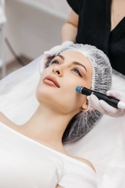 Hoş gevşeme. Gözleri bir hydrafacial işlem yaparken kapanış güzel genç kadın