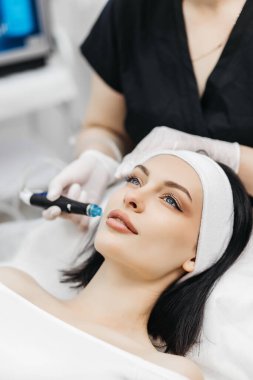 Hoş gevşeme. Gözleri bir hydrafacial işlem yaparken kapanış güzel genç kadın