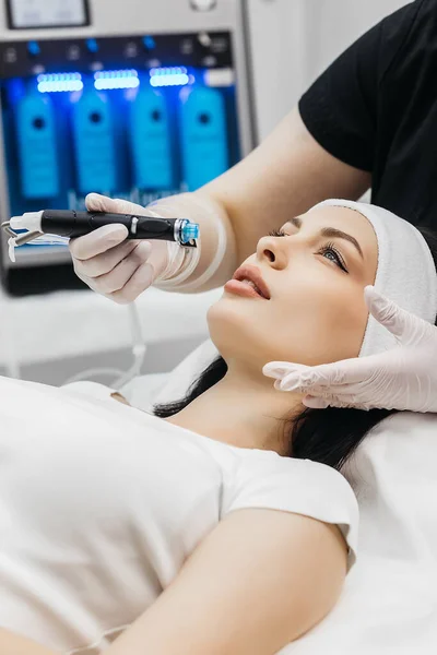 Temizlik yordamı. Güzel güzel kadın gözleri ile yalan yüzünde bir temizlik işlemi yaparken kapalı