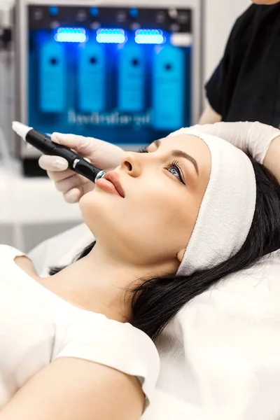 Temizlik yordamı. Güzel güzel kadın gözleri ile yalan yüzünde bir temizlik işlemi yaparken kapalı