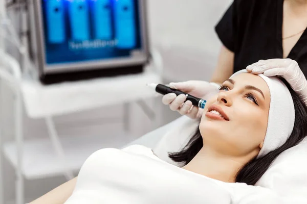 Hoş gevşeme. Gözleri bir hydrafacial işlem yaparken kapanış güzel genç kadın
