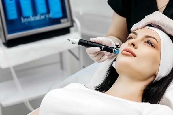 Hoş gevşeme. Gözleri bir hydrafacial işlem yaparken kapanış güzel genç kadın