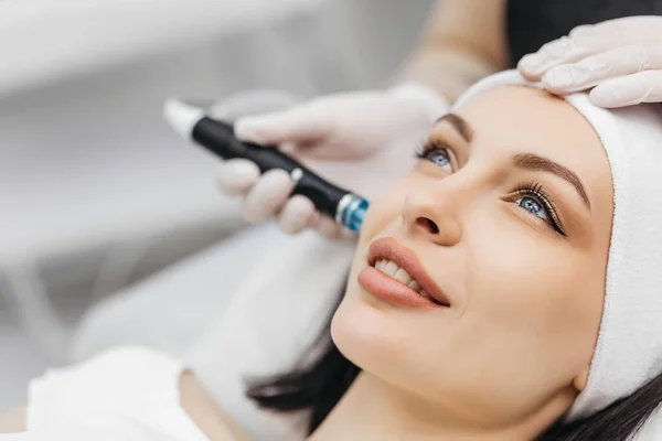 Hoş gevşeme. Gözleri bir hydrafacial işlem yaparken kapanış güzel genç kadın