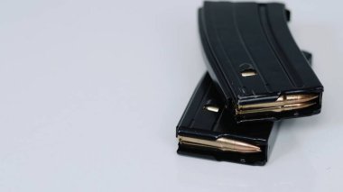 Mermi kovanlarına yakından bak, askeri kavram.