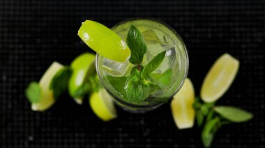 Buzlu mojito kokteyli. 