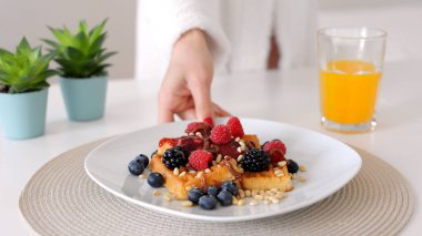 Belçika waffle 'ı, lezzetli tatlı. Meyveli taze pişmiş yiyecekler..