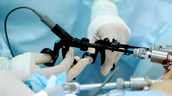 Sala Operacyjna Zespół Chirurgów Wykonujący Laparoskopową Interwencję Nowoczesna Medycyna Sprzęt — Zdjęcie stockowe