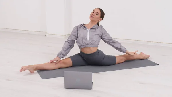 Young Athletic Woman Trainer Exercising Stretching Doing Yoga Online Fitness — Stok fotoğraf