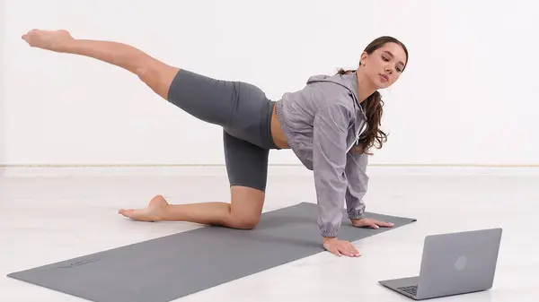 Young Athletic Woman Trainer Exercising Stretching Doing Yoga Online Fitness — Zdjęcie stockowe
