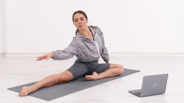 Young Athletic Woman Trainer Exercising Stretching Doing Yoga Online Fitness — Stock Photo, Image