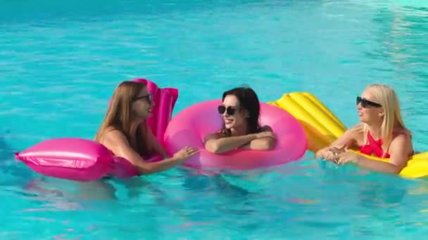 Skupina Krásných Mladých Žen Zmrzlinu Baví Bazénu Slunečného Letního Dne — Stock video