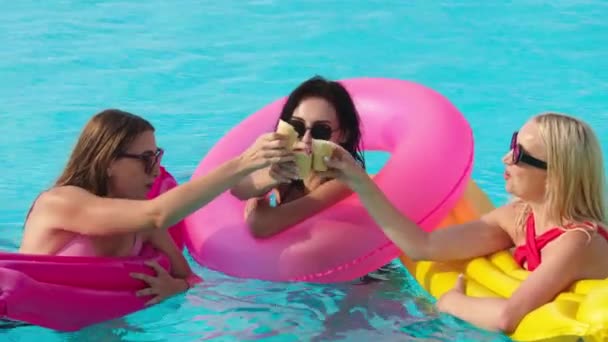 Grupa Pięknych Młodych Kobiet Lody Bawi Się Basenie Słoneczny Letni — Wideo stockowe
