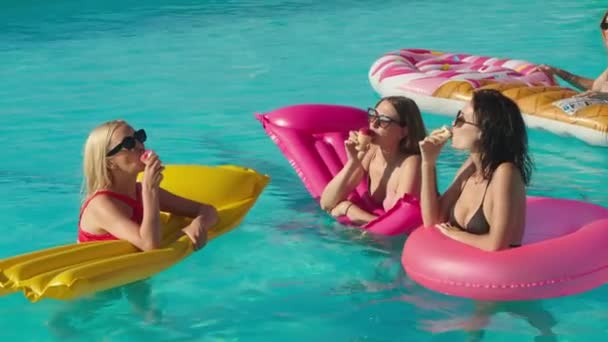 Группа Красивых Молодых Женщин Едят Мороженое Веселятся Бассейне Солнечный Летний — стоковое видео
