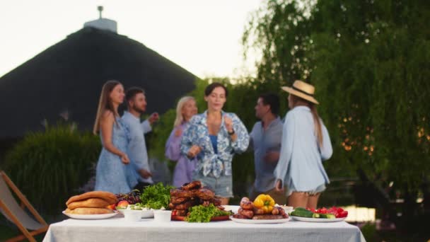 Bbq Party Ogrodzie Letnim Jedzenie Ludzie Pojęcie Czasu Rodzinnego Grill — Wideo stockowe