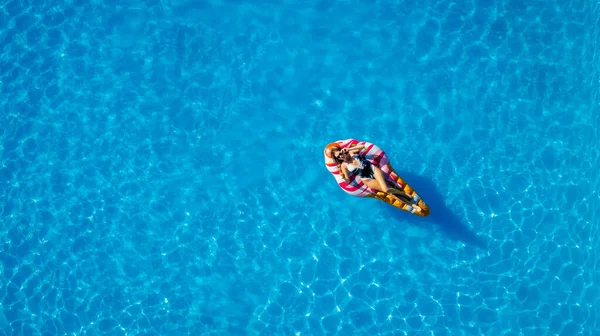 여자는 수영장 일광욕 웃음에 팽창식 아이스크림에 있습니다 호텔의 섬에서 휴식을 — 스톡 사진