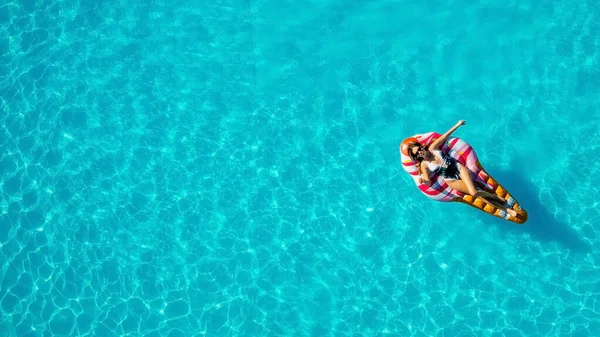 여자는 수영장 일광욕 웃음에 팽창식 아이스크림에 있습니다 호텔의 섬에서 휴식을 — 스톡 사진