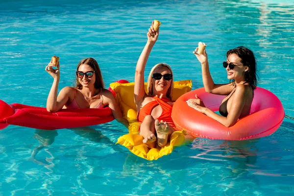在泳池派对上 快乐的年轻女子带着空气飘逸 暑假快乐 青春和热带之旅 — 图库照片