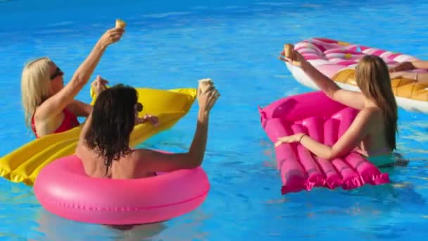 여성의 아이스크림을 화창한 수영장에서 휴식과 즐거움의 — 비디오