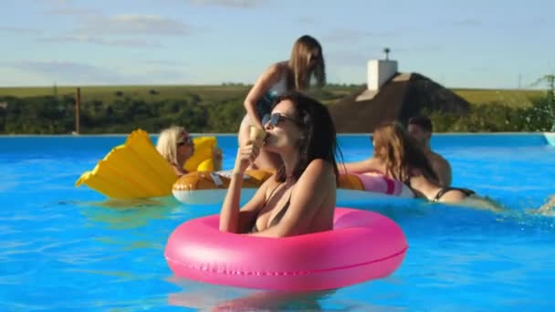 Grupo Belos Jovens Amigos Divertindo Piscina Dia Ensolarado Verão Conceito — Vídeo de Stock