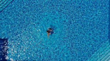 Yüzme havuzunda çift manzarası