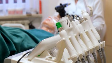 El parçaları ve kablolarla profesyonel Hydra yüz soyma makinesi. Kaplıca kliniğinde yüz bakımı. Elektroliz anti-yaşlanma teknolojisi, hijyen
