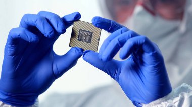 Ultra Modern Elektronik Üretim Fabrikası, Steril Kaplama Mühendisi Mikroçipi Eldivenlerle Tutar ve İnceletir