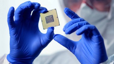 Ultra Modern Elektronik Üretim Fabrikası, Steril Kaplama Mühendisi Mikroçipi Eldivenlerle Tutar ve İnceletir