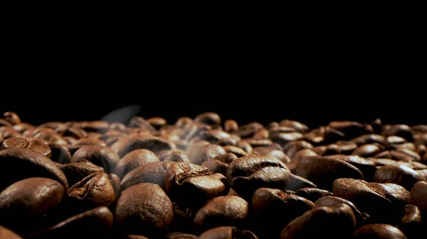 Zbliżenie Nasion Kawy Pachnące Ziarna Kawy Palone Dym Pochodzi Ziaren — Zdjęcie stockowe