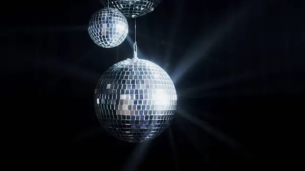 Eine Bunte Disco Spiegelkugel Erhellt Die Kulisse Eines Nachtclubs Die — Stockfoto