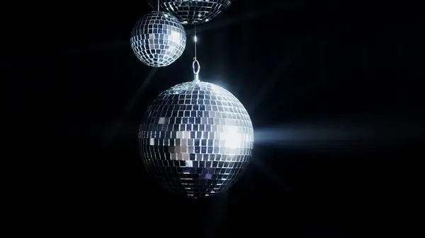 五彩缤纷的迪斯科镜像球照亮了夜总会的背景 晚会把迪斯科舞会点着了 — 图库照片