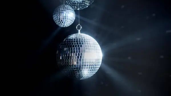 五彩缤纷的迪斯科镜像球照亮了夜总会的背景 晚会把迪斯科舞会点着了 — 图库照片