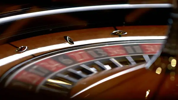 多くのゲームとスロット 前景のルーレットホイールを持つカジノのルーレットテーブル ゴールデンと豪華なライト カジノのインテリア ギャンブルはお金やギャンブルに賭けている — ストック写真