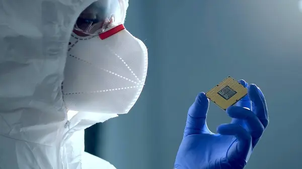 Fabbrica Elettronica Ultra Moderna Fabbricazione Ingegnere Tuta Sterile Tiene Microchip — Foto Stock