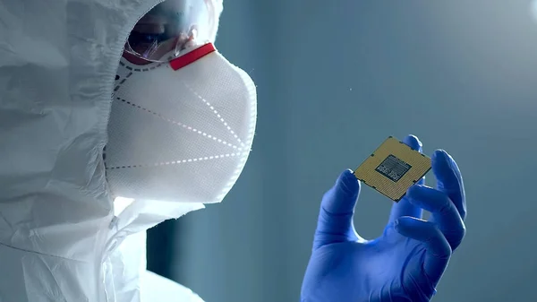Fabbrica Elettronica Ultra Moderna Fabbricazione Ingegnere Tuta Sterile Tiene Microchip — Foto Stock