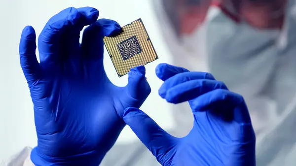 Ingegnere Uomo Tuta Sterile Possesso Microchip Con Simboli Fabbrica Design — Foto Stock