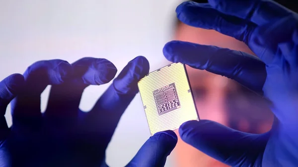 Ingegnere Uomo Tuta Sterile Possesso Microchip Con Simboli Fabbrica Design — Foto Stock
