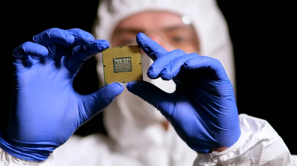 Ingeniero Hombre Traje Estéril Está Sosteniendo Microchip Con Símbolos Fábrica — Foto de Stock