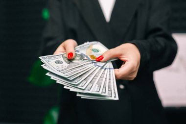 Yakın plan kadın eli. Amerikan doları, Amerikan doları, Amerikan doları, gelir ve iş konsepti..