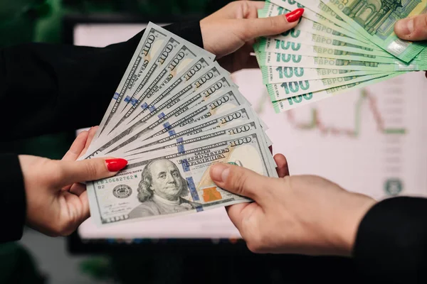 Euro ve Amerikan doları banknotları. Para birimi çift euro doları.