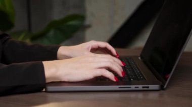 Ev işlerinde çalışan bir kadın klavyeyi kapatıyor. İş, eğitim, programlama, insanlar ve teknoloji kavramı. Bilgisayarla sosyal ağlar aracılığıyla arkadaşlarına mesaj atarken bir kadının el klavyesinin kesilen görüntüsü. 