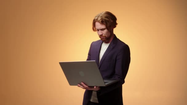 Charismatische Zakenman Met Laptop Typt Toont Duim Omhoog Online Bedrijfsconcept — Stockvideo